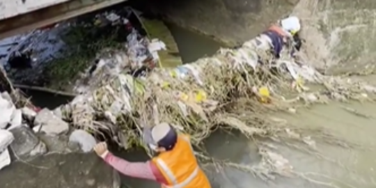 Timbunan Sampah di Sungai Sebabkan Banjir di Surabaya Barat, Begini Imbauan Wali Kota