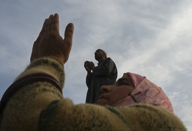 muslim kashmir berdoa di dekat rambut peninggalan nabi muhammad