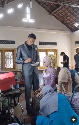 momen romantis pengantin pria suapi calon istri yang sedang dirias