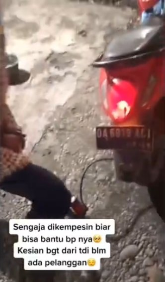 sengaja kempesin ban motornya untuk bantu kakek tukang pompa pemuda ini ramai dipuji