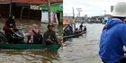 Banjir Tak Kunjung Surut, Ojek Perahu di Sintang Laris Manis, Ini Foto-fotonya