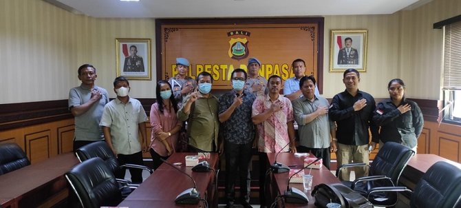 bule pakai seragam polri saat pesta halloween di bali