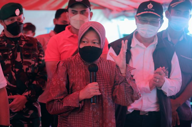 mensos risma berkunjung ke lokasi banjir di sibolangit