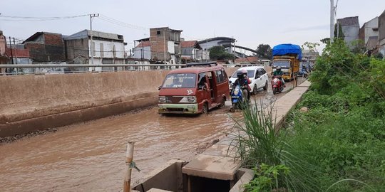 Rusak dan Tergenang, Jalan Bosih Raya Bekasi Mirip Kubangan Kerbau