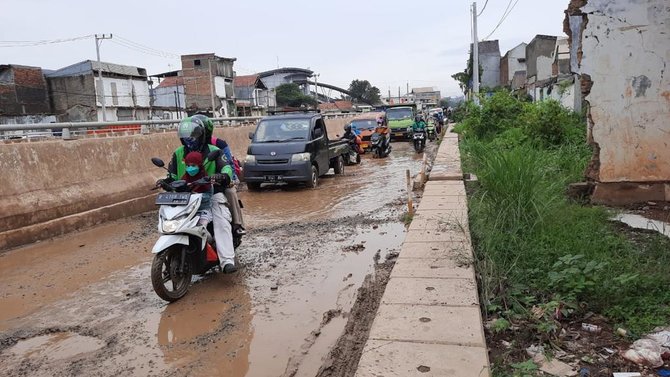 kondisi jalan bosih raya bekasi rusak