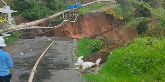 Akses Jalan ke Kawah Darajat Ambles Diterjang Longsor, Sejumlah Warga Sempat Terjebak