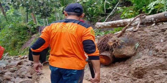 Longsor di Kabupaten Pamekasan Sebabkan Arus Lalu Lintas Lumpuh