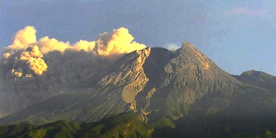 Gunung Merapi Muntahkan Awan Panas Sejauh 1,8 Kilometer