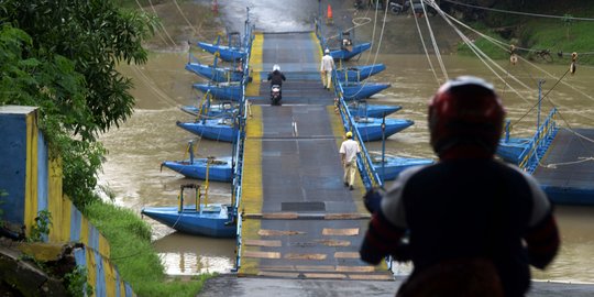 Potret Jembatan Perahu di Karawang