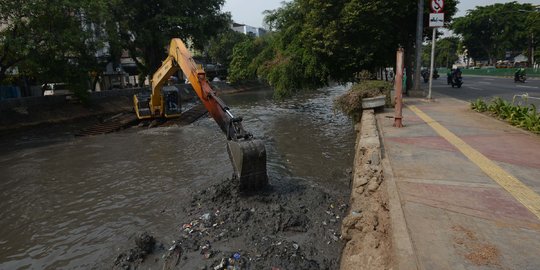 Grebek Lumpur Antisipasi Banjir di Jakpus, 20,5 Meter Kubik Sampah Diangkut