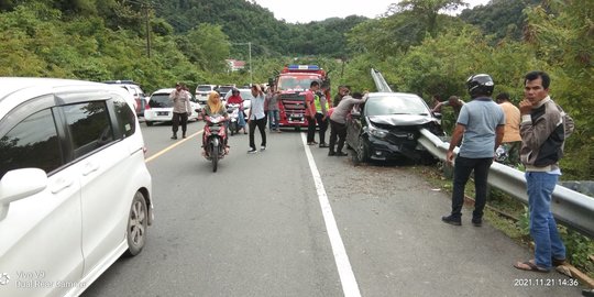 Mobil 'Tertusuk' Besi Pembatas Jalan Akibat Sopir Ngantuk, Istri Tewas