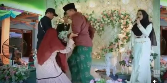 Pria Ini Nyawer di Atas Panggung Hajatan, Istri dan Anak Ngamuk