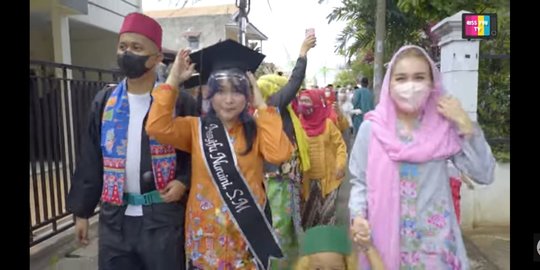 Adik Ayu Ting Ting Diarak Keliling Kampung Usai Wisuda, Pakai Musik dan Ondel-ondel