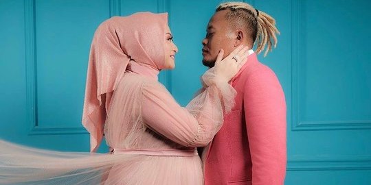 Hamil Besar, Ini 4 Potret Romantis Maternity Shoot Nathalie Holscher & Sule