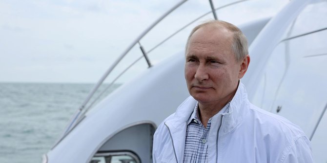 Putin Disuntik Vaksin Covid-19 Ketiga dengan Sputnik Light