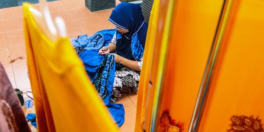 Mengintip Pembuatan Kain Sasirangan, Warisan Kerajaan Dipa Sebagai Penyembuh Luka