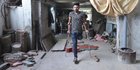 Semangat Pria Disabilitas Palestina Bekerja Membuat Ubin