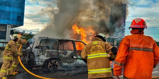 Mobil Land Cruiser Terbakar di Tol Wiyoto Wiyono