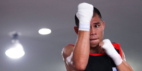 Ingat Chris John Juara Tinju dari Indonesia? Penampilannya Kini Ganteng Pakai Jas