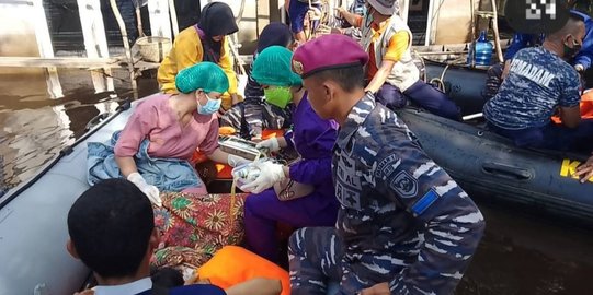 Aksi Heroik Bidan Bantu Ibu Melahirkan di Perahu Karet Milik TNI AL, Curi Perhatian