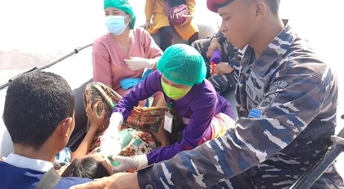 aksi heroik bidan bantu ibu melahirkan di perahu karet milik tni al curi perhatian