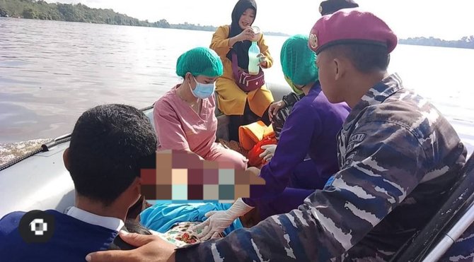 aksi heroik bidan bantu ibu melahirkan di perahu karet milik tni al curi perhatian
