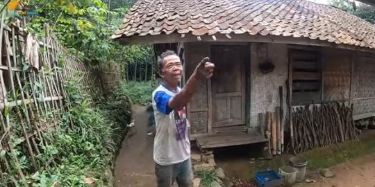 Satu Keluarga Rela Tinggal di Hutan tanpa Listrik, Karena Tanah Kelahiran