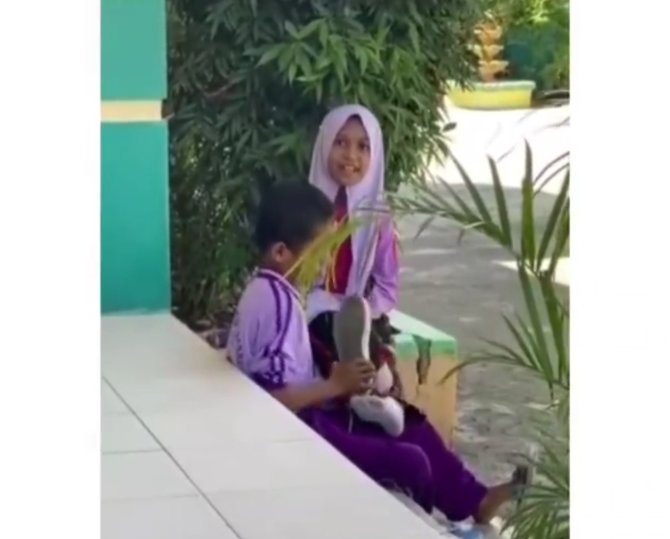 cuma punya sepasang momen kakak adik gantian pakai sepatu ke sekolah ini bikin pilu