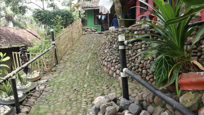 kampung di bandung yang rumah dan jalannya terbuat dari batu