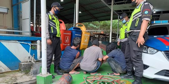 3 Pencuri Besi Proyek Kereta Cepat Ditangkap saat Sedang Potong Tiang