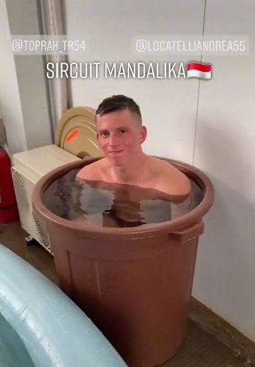 aksi kocak pembalap wsbk