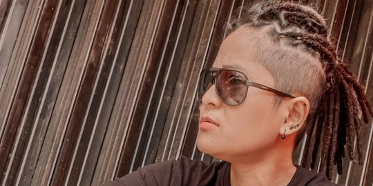 5 Potret Terbaru Mita The Virgin, Pamer Rambut Gimbal