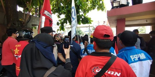 Demo Serikat Pekerja Tolak Upah Minimum di Kantor Disnaker Makassar Memanas