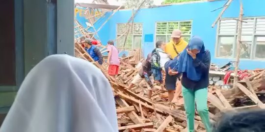 Atap Ruangan Sekolah Ambruk, Sejumlah Pelajar SMP di Lebak Terluka