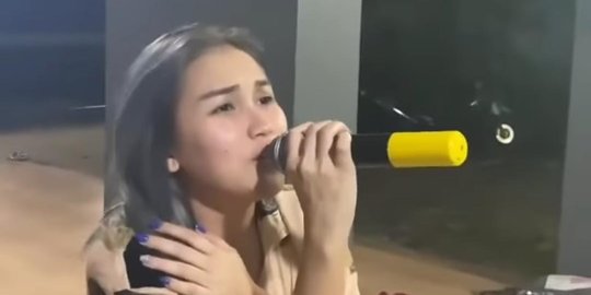 Heboh Ayu Ting Ting Asyik Karaoke di Teras Rumah, Netizen Kasihan Sama Tetangga
