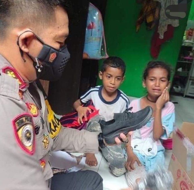 viral kakak adik sekolah pakai sepatu bergantian dapat hadiah ini dari kapolres