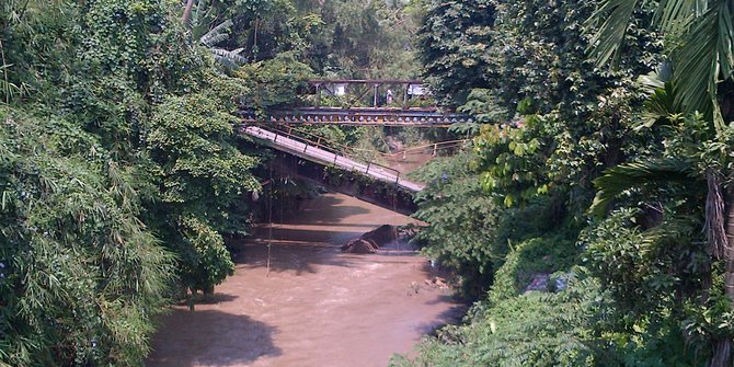 Hujan Deras Picu Jembatan Ambruk dan Longsor di Tasikmalaya