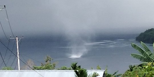 Warga Pesisir Manokwari Timur Lihat Fenomena Waterspout