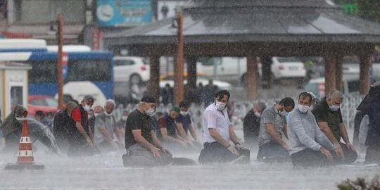 CEK FAKTA: Hoaks Foto Warga di Turki Salat Istisqa dan Langsung Turun Hujan