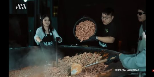 5 Potret Atta dan Aurel Masak 10ribu Sosis Untuk Dibagikan, Seru Banget