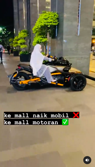 Tuai Kritikan Intip Potret April Jasmine Naik Motor Gede Ke Mal