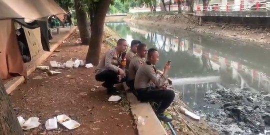 Komandan Polisi Bikin Anggota Lagi Asyik Video Call di Pinggir Kali Kaget