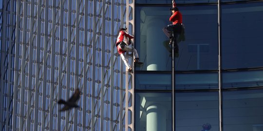 Aksi "Spiderman" Prancis Panjat Gedung Pencakar Langit di Jerman