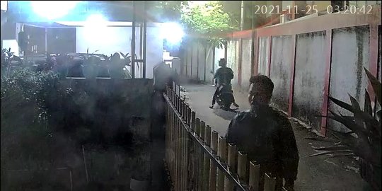 Aksi Pencuri Motor Berseragam Ojol di Cipinang Jakarta Terekam CCTV