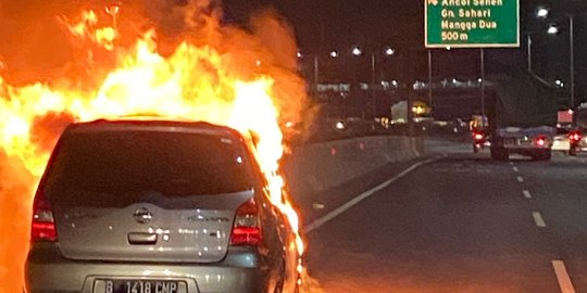Ada Mobil Terbakar, Lalu Lintas Tol Dalam Kota Macet