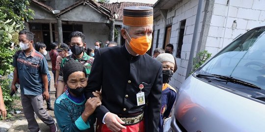 Tangis Bahagia Ibunda Guru Honorer Saat Rumahnya Diperbaiki Gubernur Ganjar