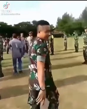orang sipil pasti kaget lihatnya tni ini pukul dan tampar adik saat jadi tentara