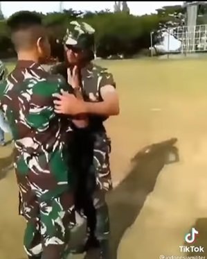 orang sipil pasti kaget lihatnya tni ini pukul dan tampar adik saat jadi tentara