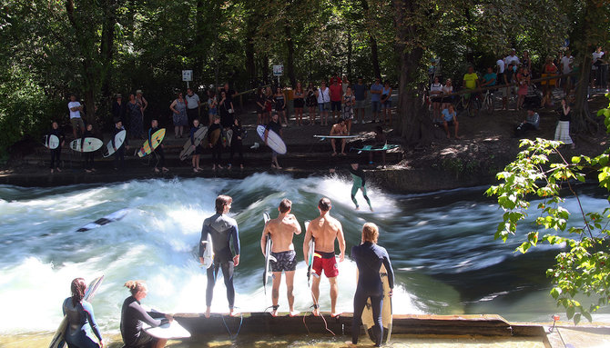 berselancar di sungai eisbach