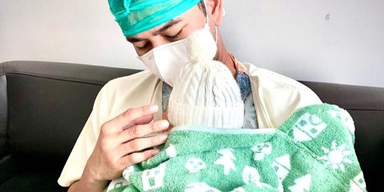 Potret Raffi Ahmad Dekap Hangat Putra Keduanya yang Baru Lahir